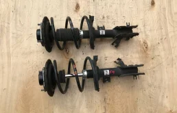 Амортизатор передний левый для Nissan Teana 2004 года на фотографиях