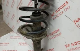 Амортизатор передний левый для Nissan X-Trail 2004 года на фотографиях