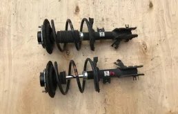 Амортизатор передний левый для Nissan Teana 2004 года на фотографиях