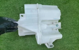 Бачок омывателя для Toyota RAV4 2017 года на фотографиях