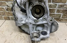 Кулак поворотный правый для Audi A6 2008 года на фотографиях