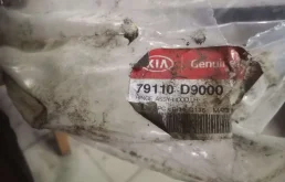 Петля капота левая для Kia Sportage на фотографиях