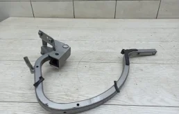 Петля багажника левая для Volkswagen Polo 2015 года на фотографиях