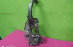 Кулак поворотный правый для Audi A4 2009 года на фотографиях