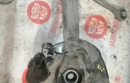 Кулак поворотный левый для Audi A4 2001 года на фотографиях