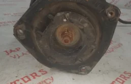 Амортизатор передний левый для Nissan Qashqai 2012 года на фотографиях