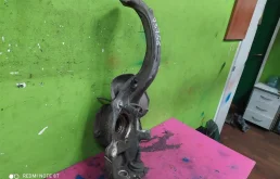 Кулак поворотный левый для Audi A6 2012 года на фотографиях