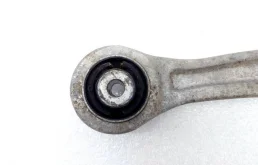 Рычаг передний правый нижний для Audi A6 2010 года на фотографиях