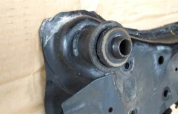 Балка передняя поперечная для Nissan X-Trail 2008 года на фотографиях