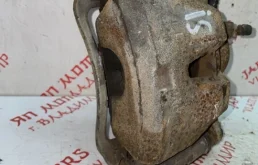 Суппорт передний левый для Lexus IS 2011 года на фотографиях