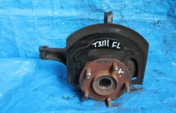 Кулак поворотный левый для Nissan X-Trail 2012 года на фотографиях