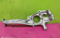 Кулак поворотный правый для Audi A4 2014 года на фотографиях