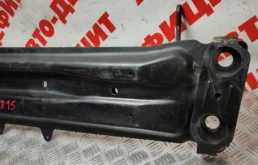 Балка передняя поперечная для Suzuki Grand Vitara 2006 года на фотографиях