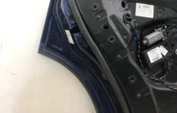 Дверь задняя левая для Volkswagen Touareg 2003 года на фотографиях