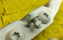 Петля капота левая для Mercedes-Benz S class 2011 года на фотографиях