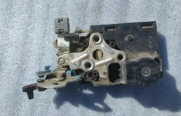 Уплотнитель передней правой двери для Chevrolet Lacetti 2008 года на фотографиях