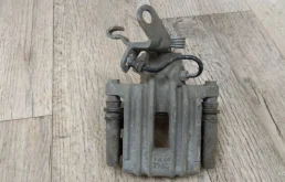 Суппорт задний правый для Skoda Octavia 2009 года на фотографиях