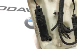 Бачок стеклоомывателя передний для Skoda Octavia 2010 года на фотографиях