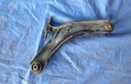 Рычаг передний левый верхний для Nissan X-Trail 2010 года на фотографиях