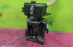 Бачок стеклоомывателя передний для Volkswagen Tiguan 2010 года на фотографиях