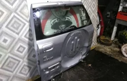 Дверь багажника для Toyota RAV4 2001 года на фотографиях