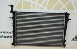 Радиатор охлаждения ДВС для Hyundai Tucson 2005 года на фотографиях