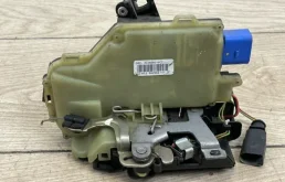 Замок двери задней правой для Volkswagen Touareg 2003 года на фотографиях