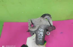 Кулак поворотный левый для Audi A6 2013 года на фотографиях