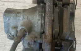 Суппорт задний правый для Ford Focus 2013 года на фотографиях