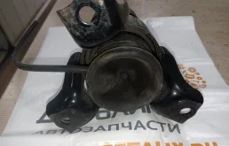 Опора двигателя передняя левая нижняя для Nissan Teana 2010 года на фотографиях