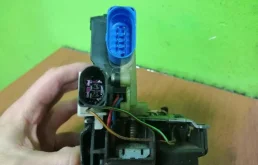 Замок передней левой двери для Volkswagen Touareg 2005 года на фотографиях