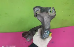 Кулак поворотный правый для Audi A4 2009 года на фотографиях