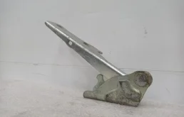 Петля капота левая для Hyundai Accent 2002 года на фотографиях