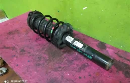 Амортизатор передний правый для Volkswagen Tiguan 2012 года на фотографиях
