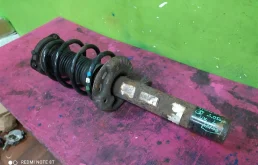 Амортизатор передний правый для Volkswagen Tiguan 2014 года на фотографиях