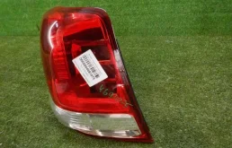 Фонарь правый для Toyota Land Cruiser 2008 года на фотографиях