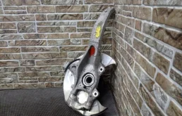 Кулак поворотный левый для Volvo XC90 2017 года на фотографиях