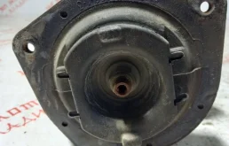 Амортизатор передний левый для Nissan Qashqai 2012 года на фотографиях