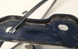 Петля капота правая для Skoda Octavia 2018 года на фотографиях