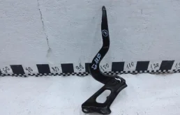 Петля капота левая для Toyota RAV4 2024 года на фотографиях