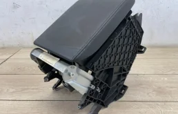 Подлокотник передний для Volkswagen Touareg 2013 года на фотографиях