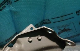 Петля капота левая для Toyota Land Cruiser 2008 года на фотографиях