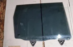 Стекло двери заднее правое для Volkswagen Touareg 2010 года на фотографиях