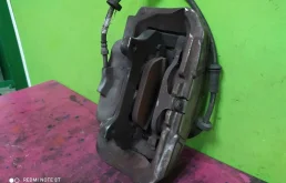 Суппорт передний левый для Audi A6 2010 года на фотографиях