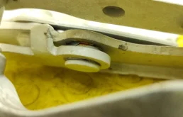 Петля капота левая для Mercedes-Benz S class 2011 года на фотографиях