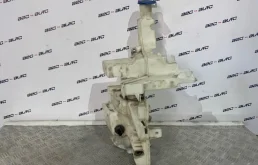 Бачок стеклоомывателя передний для Volkswagen Passat 2009 года на фотографиях