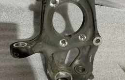 Кулак поворотный правый для Audi A6 2010 года на фотографиях