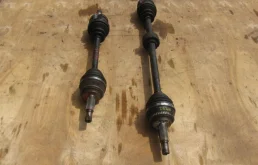 Привод передний правый для Toyota Avensis 2000 года на фотографиях