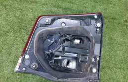 Фонарь внутренний левый для Toyota Land Cruiser 2021 года на фотографиях