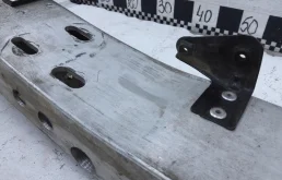 Усилитель переднего бампера для Toyota Land Cruiser 2012 года на фотографиях